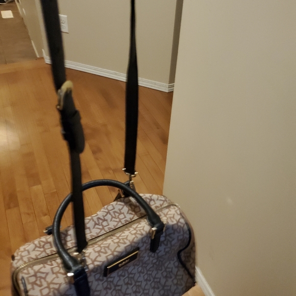 Dkny autentic hand/crossbody bag . - Picture 4 of 7